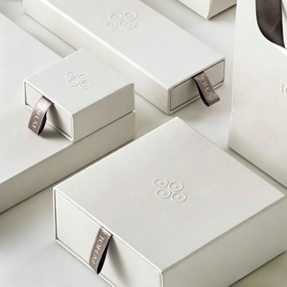 Caja de regalo personalizada con cajón y logotipo grabado en relieve todo blanco | Interior de forro de seda y mensaje de marca para pañuelos, chales y accesorios de moda de lujo Embalaje premium | MOQ 100 unidades