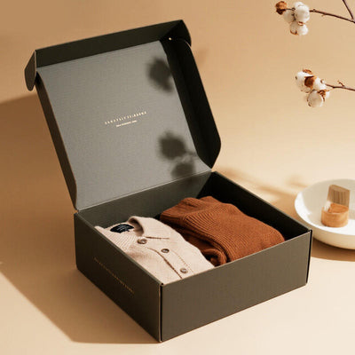 Cajas de envío personalizadas con estampado de lámina negra mate | Logotipo dorado impreso en la tapa interior para marcas de moda, ropa de lujo y regalos | MOQ 100 unidades