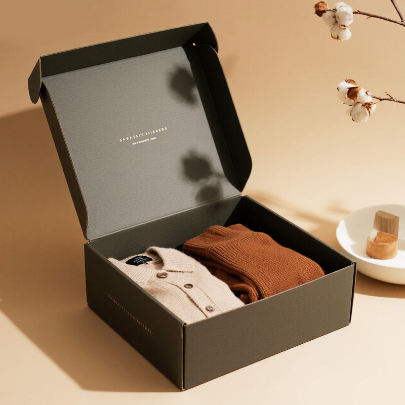 Cajas de envío personalizadas con estampado de lámina negra mate | Logotipo dorado impreso en la tapa interior para marcas de moda, ropa de lujo y regalos | MOQ 100 unidades