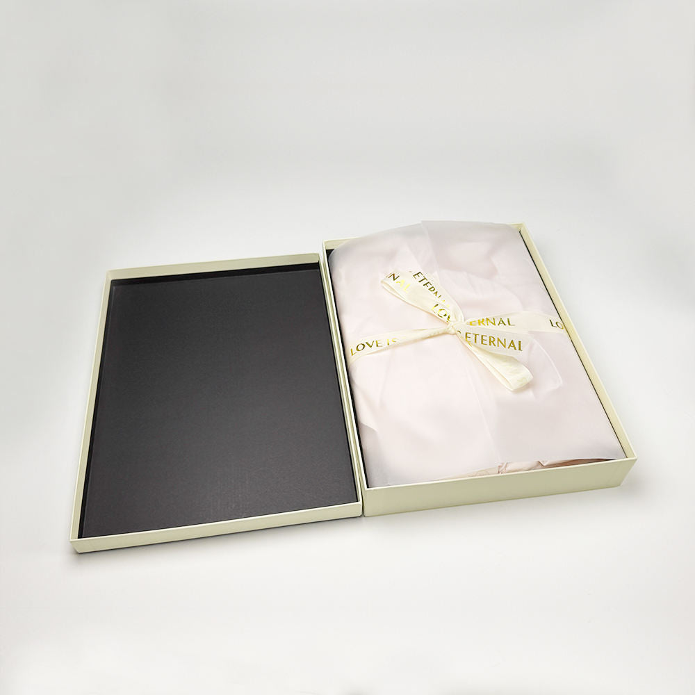 Caja de regalo personalizada de dos piezas con tapa y base color marfil y bolsa a juego | Logotipo impreso con borde negro y cinta de marca para ropa, bufandas y embalaje de marcas de lujo | Cantidad mínima de pedido: 100 unidades