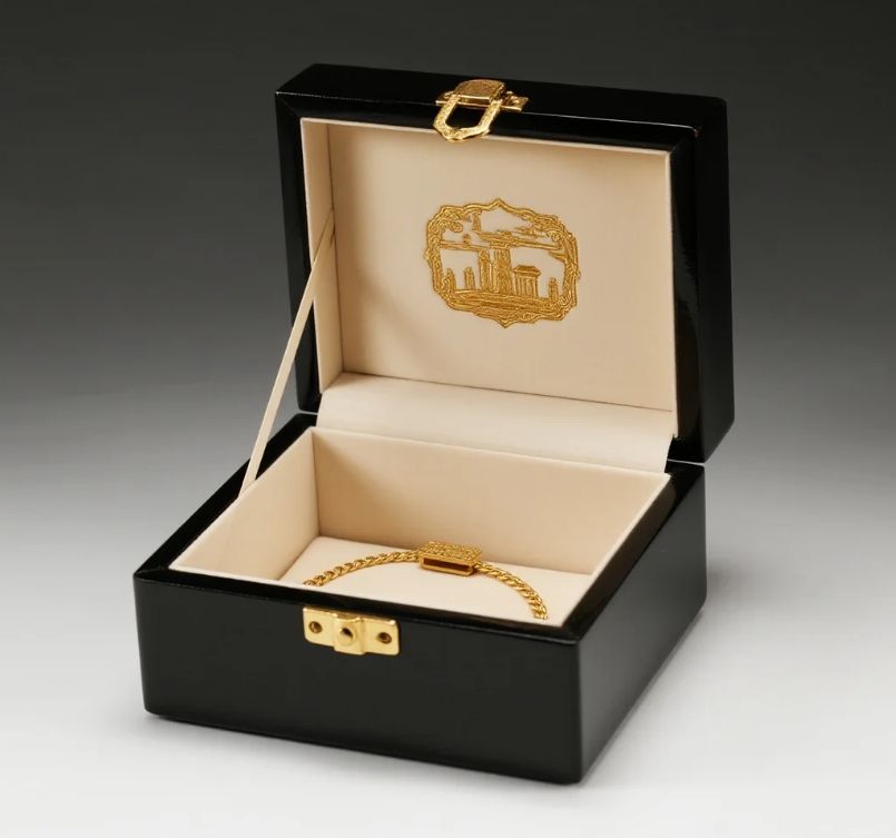 Custom Black Piano Lacquer Square Hinged Wood Jewelry Box | Gold Metal Clasp Inner Lid Brand Badge Gold Hot Stamp Cream Velvet Interior for Ring Bracelet Necklace Fine Jewelry Brand Premium Gift | MOQ 100 pcs