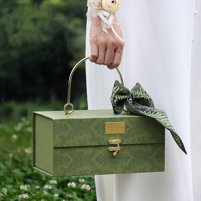 Caja de regalo de mano de lujo vintage personalizada | Verde grabado en relieve con asa de metal, broche dorado y lazo de seda para té, joyas y regalos premium | Cantidad mínima de pedido: 100 unidades