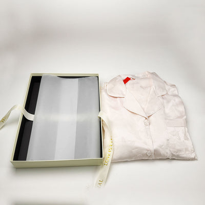 Caja de regalo personalizada de dos piezas con tapa y base color marfil y bolsa a juego | Logotipo impreso con borde negro y cinta de marca para ropa, bufandas y embalaje de marcas de lujo | Cantidad mínima de pedido: 100 unidades