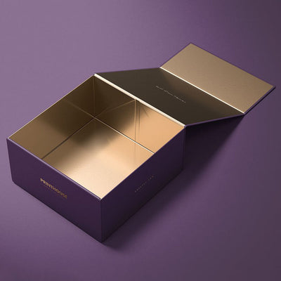Caja de regalo magnética mate Deep Purple personalizada | Logotipo de lámina dorada y forro interior dorado | Tamaño grande para sets de regalo de ropa de lujo, cajas de suscripción y regalos corporativos | MOQ 100 unidades
