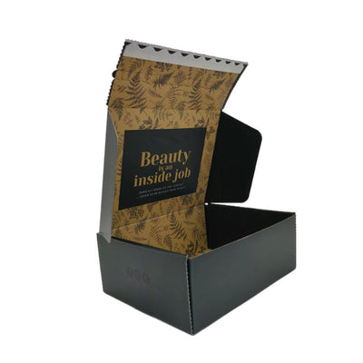 Cajas de envío personalizadas de color negro mate con estampado dorado | Estampado de eslogan exterior e impresión interior a todo color para marcas de lujo de belleza, cuidado de la piel y bienestar | Cantidad mínima de pedido: 100 unidades