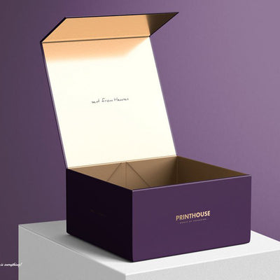 Caja de regalo magnética mate Deep Purple personalizada | Logotipo de lámina dorada y forro interior dorado | Tamaño grande para sets de regalo de ropa de lujo, cajas de suscripción y regalos corporativos | MOQ 100 unidades