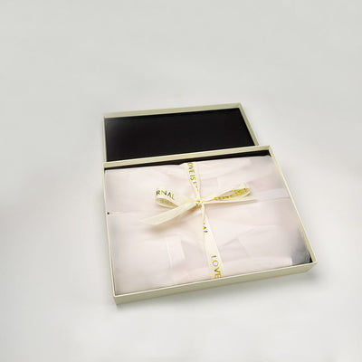 Caja de regalo personalizada de dos piezas con tapa y base color marfil y bolsa a juego | Logotipo impreso con borde negro y cinta de marca para ropa, bufandas y embalaje de marcas de lujo | Cantidad mínima de pedido: 100 unidades