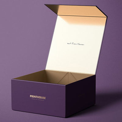 Caja de regalo magnética mate Deep Purple personalizada | Logotipo de lámina dorada y forro interior dorado | Tamaño grande para sets de regalo de ropa de lujo, cajas de suscripción y regalos corporativos | MOQ 100 unidades