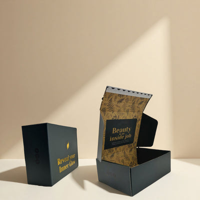 Cajas de envío personalizadas de color negro mate con estampado dorado | Estampado de eslogan exterior e impresión interior a todo color para marcas de lujo de belleza, cuidado de la piel y bienestar | Cantidad mínima de pedido: 100 unidades