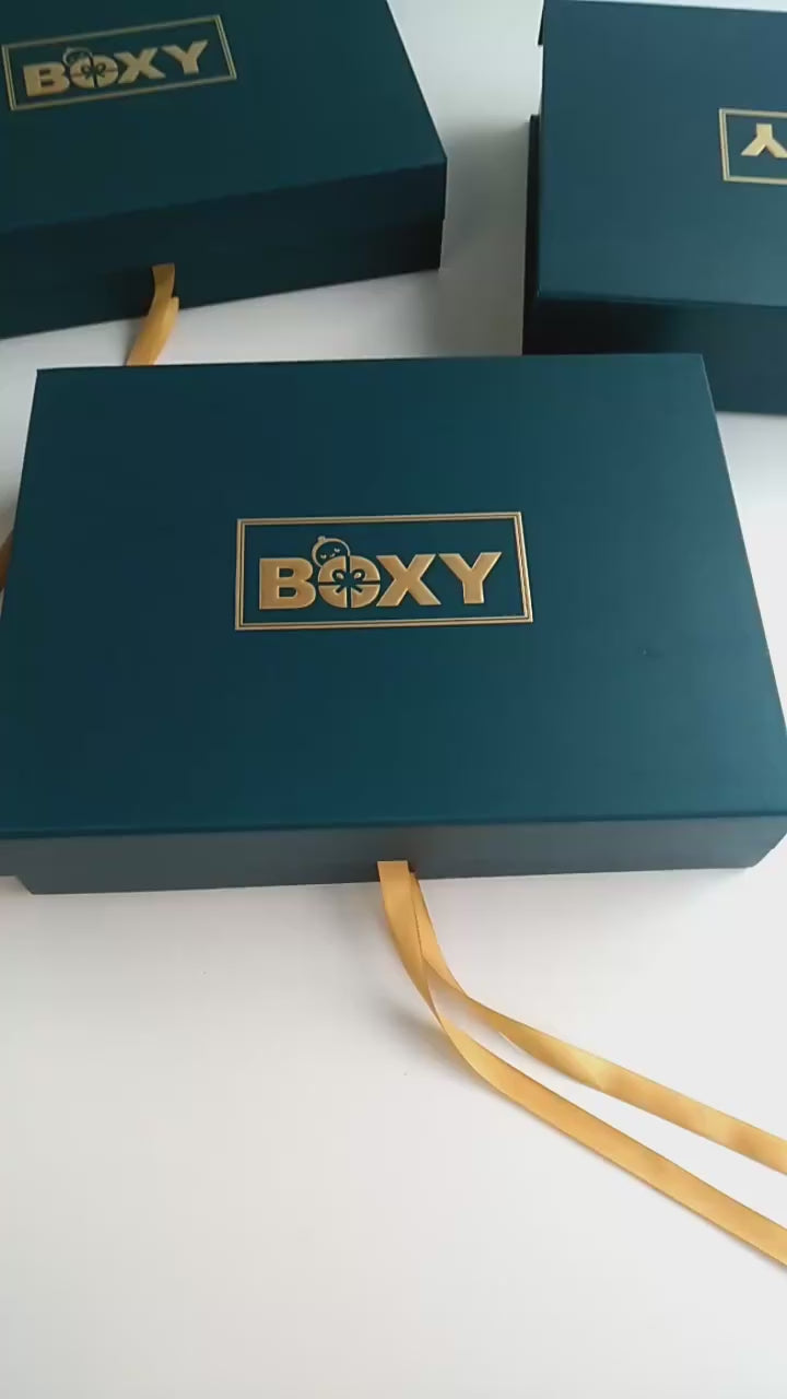 Caja de regalo magnética personalizada | Deboss interior con nombre de marca tonal y almohadilla acolchada suave para embalaje de joyas, pulseras, pendientes, anillos y bufandas | Varios colores | MOQ 100 unidades
