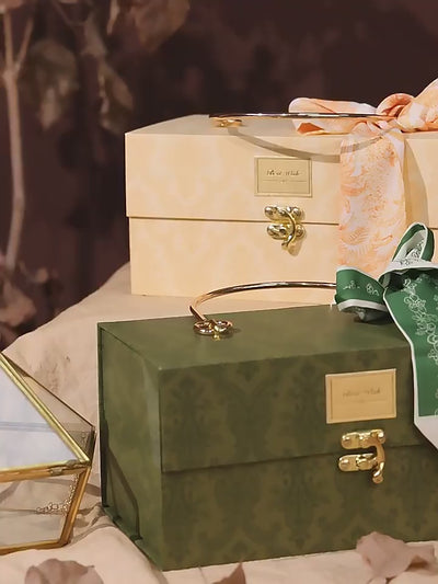 Caja de regalo de mano de lujo vintage personalizada | Verde grabado en relieve con asa de metal, broche dorado y lazo de seda para té, joyas y regalos premium | Cantidad mínima de pedido: 100 unidades
